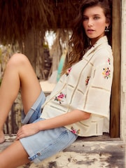 Cream Floral Embroidered - חולצה בגזרה מרובעת עם שרוולים קצרים, %100 כותנה - Image 1 of 7