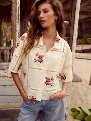 Cream Floral Embroidered - חולצה בגזרה מרובעת עם שרוולים קצרים, %100 כותנה - Image 2 of 7