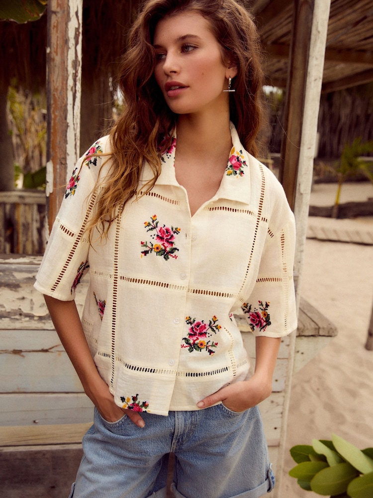 Cream Floral Embroidered - חולצה בגזרה מרובעת עם שרוולים קצרים, %100 כותנה - Image 2 of 7