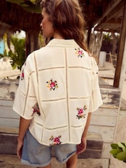 Cream Floral Embroidered - חולצה בגזרה מרובעת עם שרוולים קצרים, %100 כותנה - Image 3 of 7
