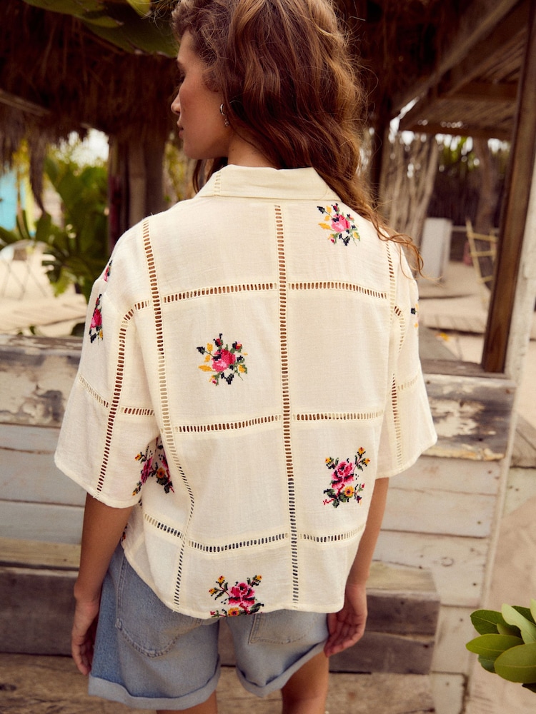 Cream Floral Embroidered - חולצה בגזרה מרובעת עם שרוולים קצרים, %100 כותנה - Image 3 of 7
