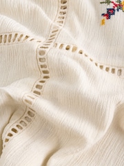 Cream Floral Embroidered - חולצה בגזרה מרובעת עם שרוולים קצרים, %100 כותנה - Image 6 of 7