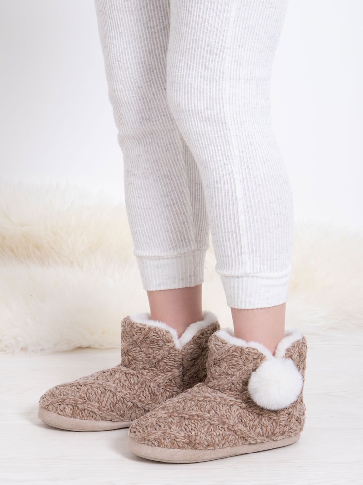 Pantuflas tipo botín de punto trenzado con pompón para mujer de Totes - Imagen 1 de 5 Pantuflas tipo botín de punto trenzado con pompón para mujer de Totes - Imagen 1 de 5
