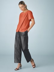 Naranja quemado - Short Sleeve Crepe Asymmetric Top - Imagen 2 de 7