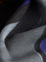 Estampado azul marino - Short Sleeve Crepe Boxy T-Shirt - Imagen 7 de 7