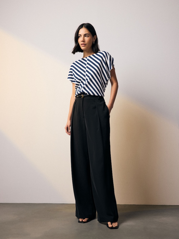 Marineblau/weiß gestreift - Strukturiertes, elegantes Top mit Flatterärmeln - Bild 2 von 8 Marineblau/weiß gestreift - Strukturiertes, elegantes Top mit Flatterärmeln - Bild 2 von 8