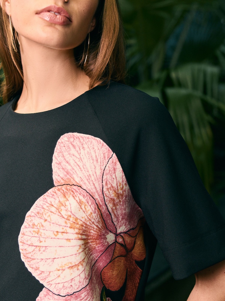 Estampado de flores negras - Camiseta cuadrada de manga corta en crepé Kew Collection - Imagen 5 de 5 Estampado de flores negras - Camiseta cuadrada de manga corta en crepé Kew Collection - Imagen 5 de 5