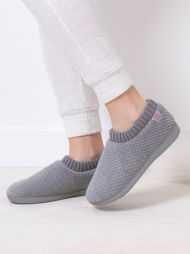 Pantuflas tipo botín con talón completo y diseño de pompones para mujer Isotoner de Totes - Imagen 1 de 5 Pantuflas tipo botín con talón completo y diseño de pompones para mujer Isotoner de Totes - Imagen 1 de 5