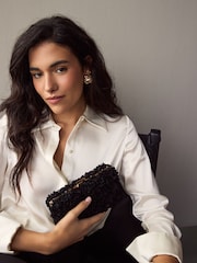 Schwarz - Hartschalen-Clutch mit Corsage - Bild 1 von 9