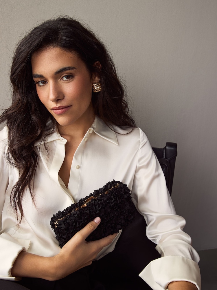 Schwarz - Hartschalen-Clutch mit Corsage - Bild 1 von 9