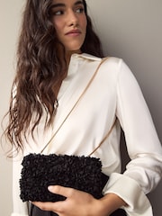 Schwarz - Hartschalen-Clutch mit Corsage - Bild 2 von 9
