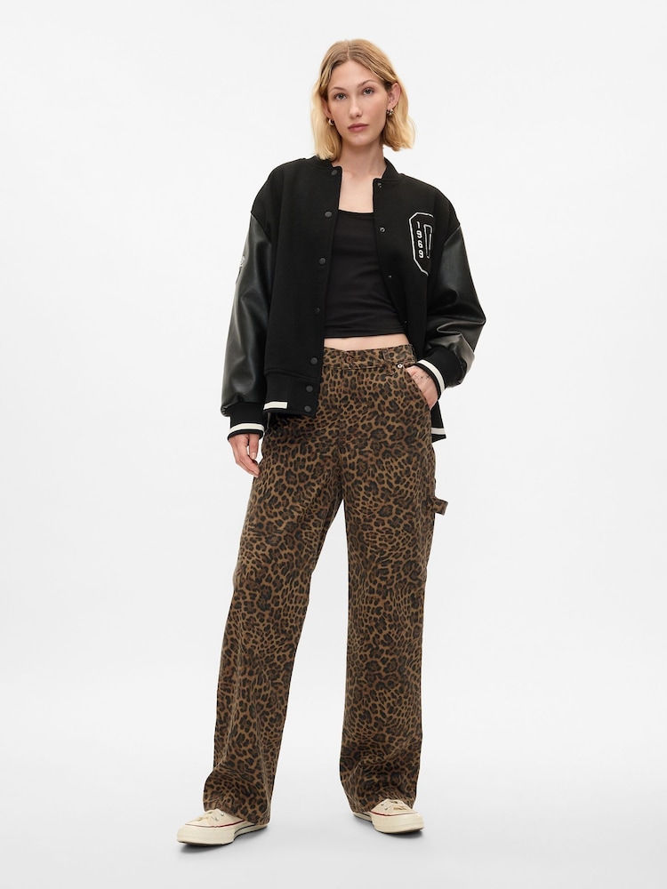 Gap – Lockere Cargo-90er Jeans mit mittelhohem Bund und Leopardenmuster - Bild 1 von 9 Gap – Lockere Cargo-90er Jeans mit mittelhohem Bund und Leopardenmuster - Bild 1 von 9
