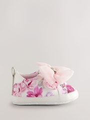 وردي زاهي/أبيض - حذاء رياضي أبيض ووردي بأربة أورجانزا للبنات البيبي من Baker By Ted Baker - صورة 2 من 5