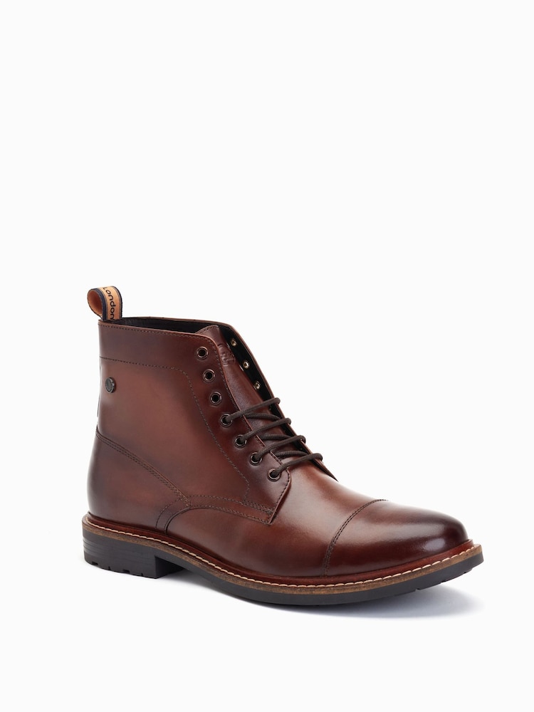 Braun - Base London Stake Schnürstiefel mit Zehenkappe - Bild 2 von 6 Braun - Base London Stake Schnürstiefel mit Zehenkappe - Bild 2 von 6