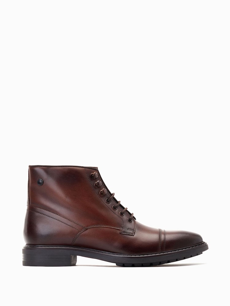 Braun - Base London Duke Schnürstiefel mit Zehenkappe - Bild 1 von 6 Braun - Base London Duke Schnürstiefel mit Zehenkappe - Bild 1 von 6