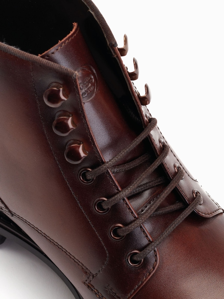 Braun - Base London Duke Schnürstiefel mit Zehenkappe - Bild 6 von 6 Braun - Base London Duke Schnürstiefel mit Zehenkappe - Bild 6 von 6
