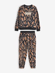 طقم من بلوزة فليس كُم طويل مزيّنة بالشعار وبنطلون رياضي مناسب كهدية من Dkny - صورة 1 من 3