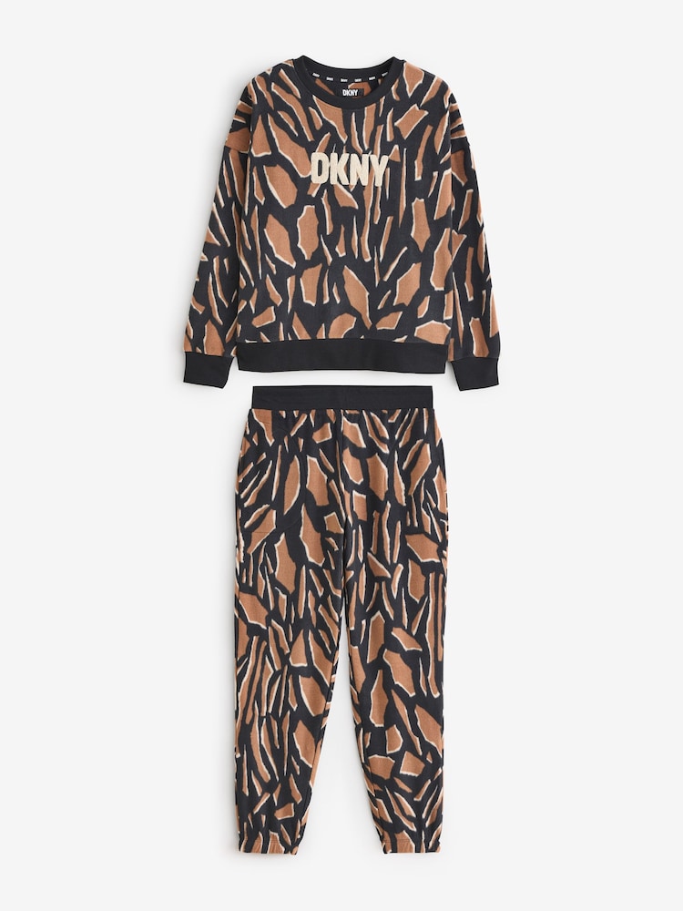 طقم من بلوزة فليس كُم طويل مزيّنة بالشعار وبنطلون رياضي مناسب كهدية من Dkny - صورة 1 من 3