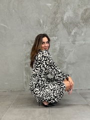 VILA Printed Long Sleeve V-Neck Midi Dress - Bild 4 von 7