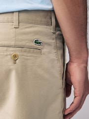 Marrón - Lacoste Slim Fit Stretch Cotton Chino Bermuda Golf Shorts - Imagen 4 de 7