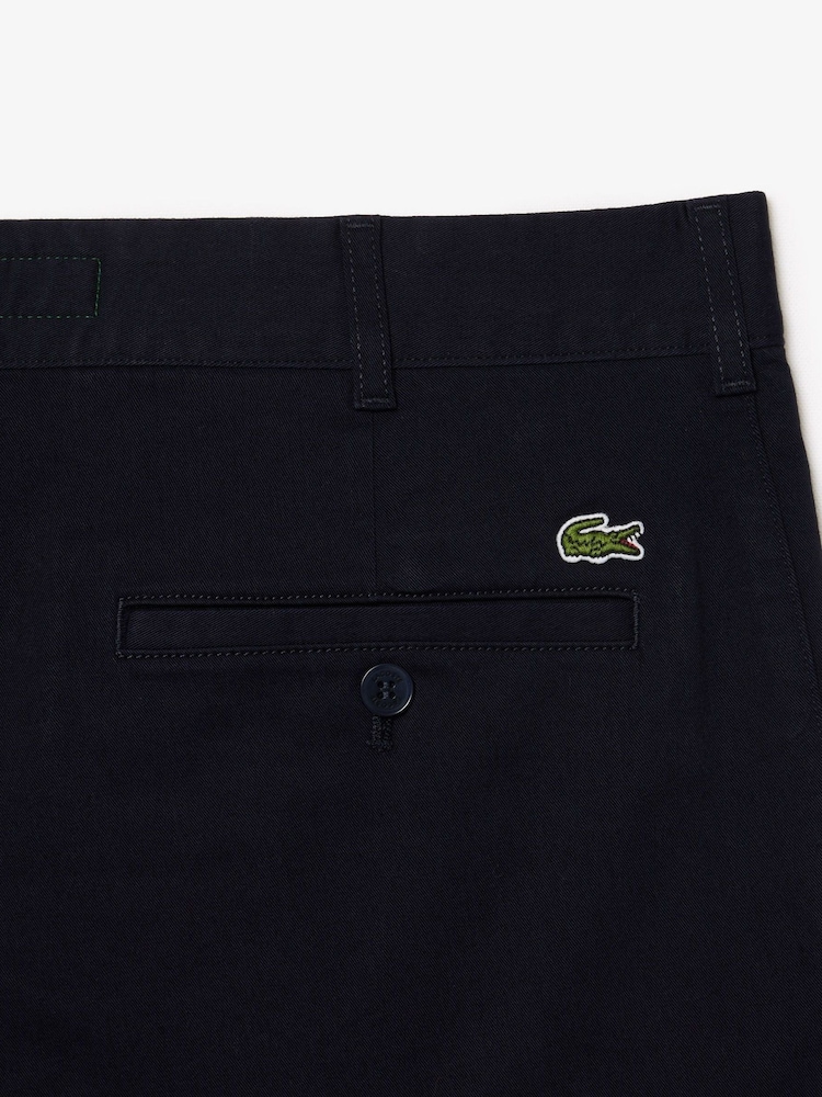 Azul - Lacoste Slim Fit Stretch Cotton Chino Bermuda Golf Shorts - Imagen 3 de 3