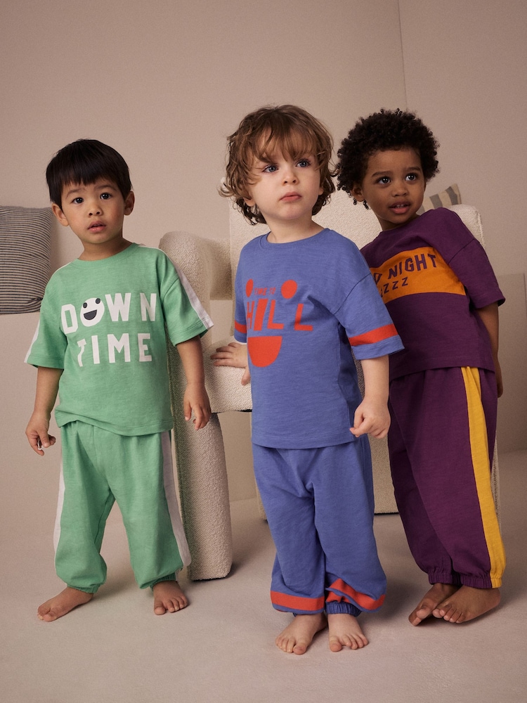 Mehrfarbiger leuchtender Schriftzug - Pyjamas mit langen Beinen und Kurzarm in entspannter Passform, 3er-Pack (9M.–10J.) - Bild 1 von 4 Mehrfarbiger leuchtender Schriftzug - Pyjamas mit langen Beinen und Kurzarm in entspannter Passform, 3er-Pack (9M.–10J.) - Bild 1 von 4