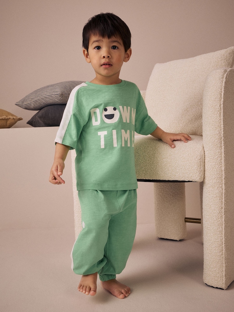 Mehrfarbiger leuchtender Schriftzug - Pyjamas mit langen Beinen und Kurzarm in entspannter Passform, 3er-Pack (9M.–10J.) - Bild 4 von 4