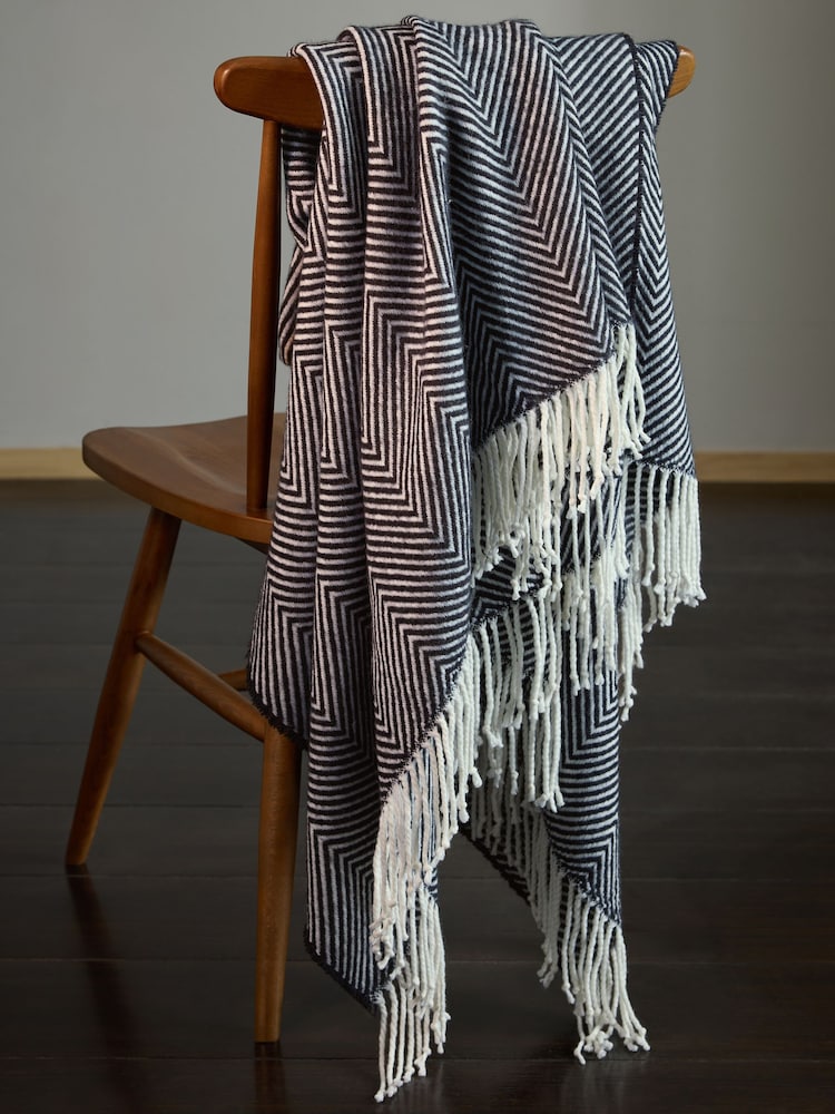 Black/White Herringbone Cosy Throw - Image 2 of 6