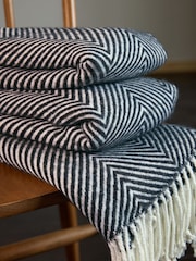 Black/White Herringbone Cosy Throw - Image 4 of 6