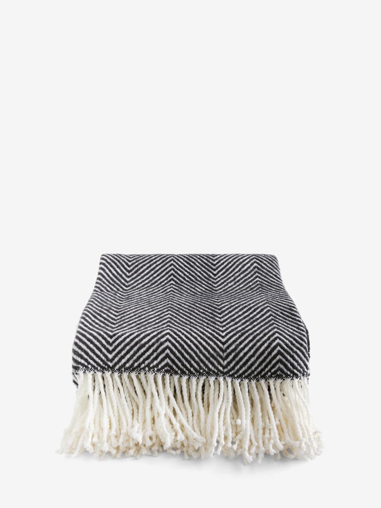 Black/White Herringbone Cosy Throw - Image 5 of 6