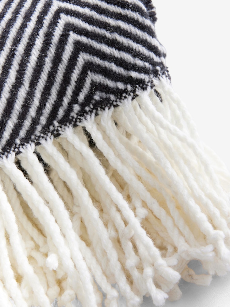 Black/White Herringbone Cosy Throw - Image 6 of 6
