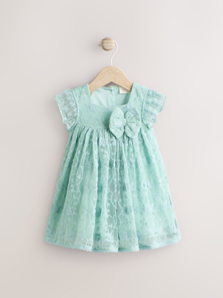 Salbeigrün - Baby-Kleid mit Lochstickerei aus Mesh mit Schleife (0 Monate bis 2 Jahre) - Bild 1 von 6 Salbeigrün - Baby-Kleid mit Lochstickerei aus Mesh mit Schleife (0 Monate bis 2 Jahre) - Bild 1 von 6