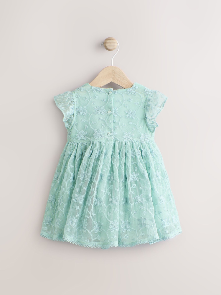 Salbeigrün - Baby-Kleid mit Lochstickerei aus Mesh mit Schleife (0 Monate bis 2 Jahre) - Bild 2 von 6 Salbeigrün - Baby-Kleid mit Lochstickerei aus Mesh mit Schleife (0 Monate bis 2 Jahre) - Bild 2 von 6