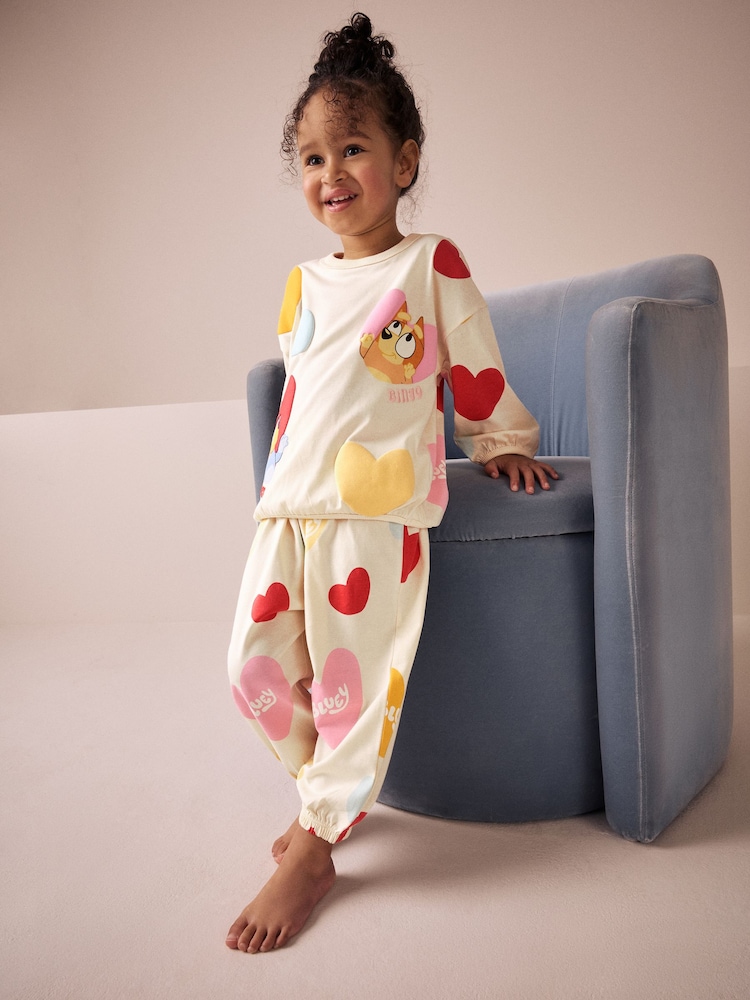 Creme - 1er-Pack Bluey-Herz-Print-Pyjamas mit Jogginghose (12M.–8J.) - Bild 1 von 8 Creme - 1er-Pack Bluey-Herz-Print-Pyjamas mit Jogginghose (12M.–8J.) - Bild 1 von 8