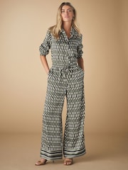 Géo Impression - Pantalon large en satin - Image 2 of 8
