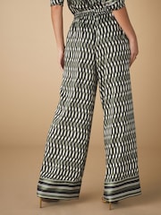 Géo Impression - Pantalon large en satin - Image 4 of 8