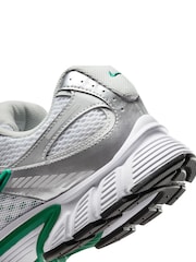 Nike White/Black V5 Runner Trainers - Image 10 of 10