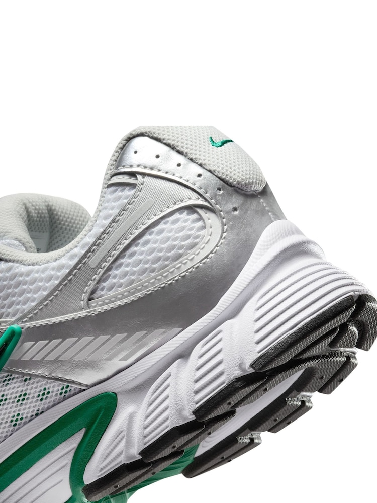 Nike White/Black V5 Runner Trainers - Image 10 of 10