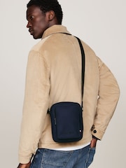 Minibolso azul estilo reportero de repreve de Tommy Hilfiger - Imagen 1 de 5