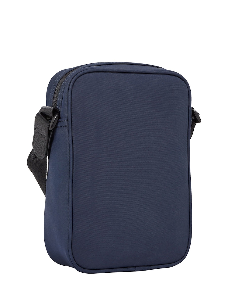 Minibolso azul estilo reportero de repreve de Tommy Hilfiger - Imagen 2 de 5