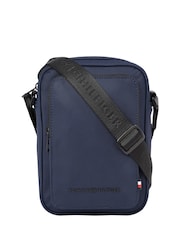 Minibolso azul estilo reportero de repreve de Tommy Hilfiger - Imagen 4 de 5