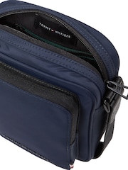 Minibolso azul estilo reportero de repreve de Tommy Hilfiger - Imagen 5 de 5