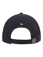 Gorra de pana suave azul con bandera y diseño de 6 paneles de Tommy Hilfiger - Imagen 2 de 4