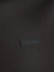 قميص بولو ناعم الملمس بكُم طويل وسحّاب من Calvin Klein - صورة 6 من 6
