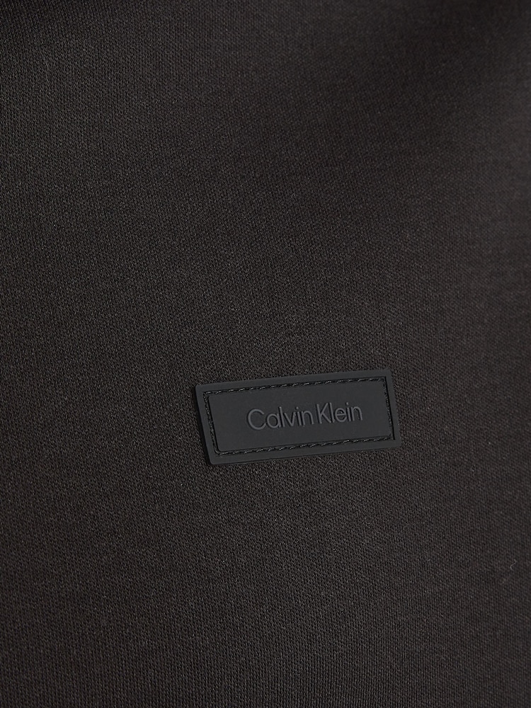 قميص بولو ناعم الملمس بكُم طويل وسحّاب من Calvin Klein - صورة 6 من 6