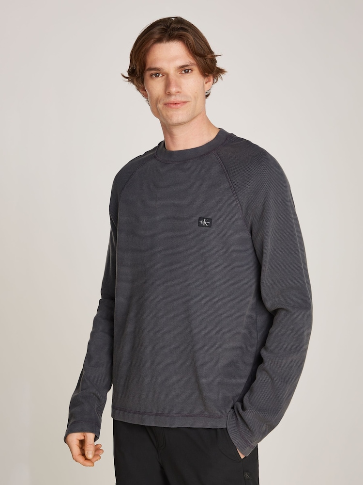 Metallic - Calvin Klein Raglan-T-Shirt mit verwaschenem Waffelmuster und gewebtem Label aus 100 % Baumwolle - Bild 1 von 6