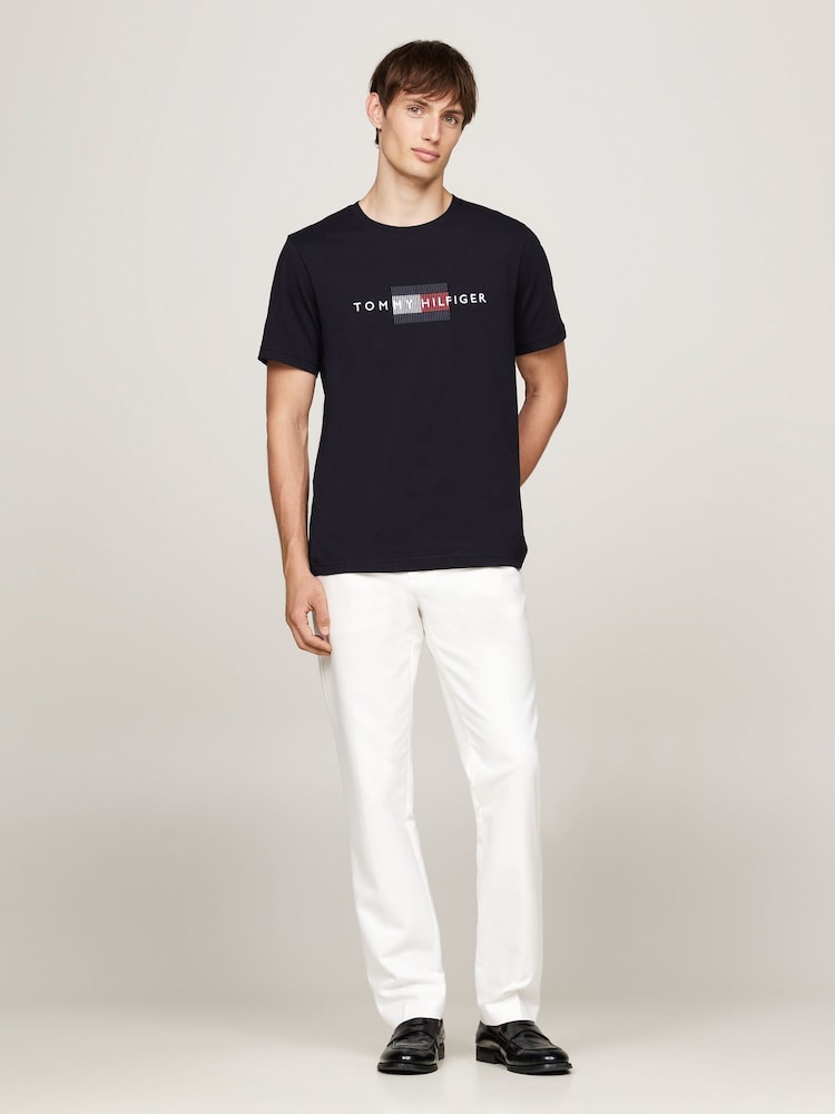 Azul - Tommy Hilfiger 100% Cotton Flag Embroidered T-Shirt - Imagen 4 de 4 Azul - Tommy Hilfiger 100% Cotton Flag Embroidered T-Shirt - Imagen 4 de 4