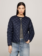 כחול  - Tommy Hilfiger ז'קט פוך ללא צווארון בדוגמת תפירת טלאים - Image 1 of 6