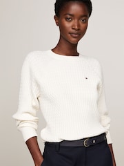 Suéter de cuello redondo de ochos de algodón color crema de Tommy Hilfiger - Imagen 3 de 5