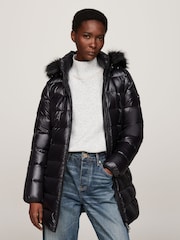 Черный - Tommy Hilfiger Глянцевое пуховое пальто Tyra коричневого цвета с искусственным мехом - Изображение 1 из 5